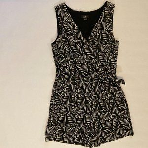 Black & White Sleeveless Leaf Print Romper Size 2P